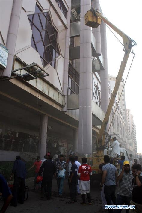 Fire Erupts In Shopping Mall In Karachi Pakistan Cn