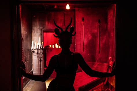 Super Hot Vixen April Olsen Revealing Her Hot Naked Guns Photos