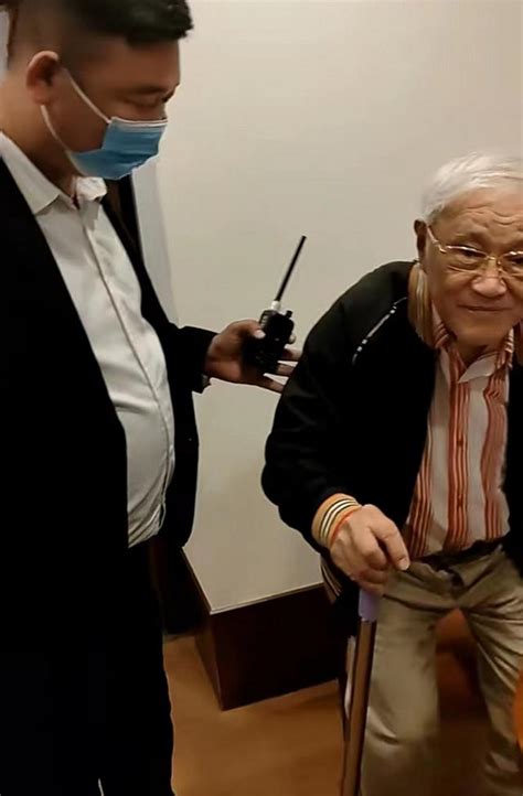 87歲牛犇養老院生活！步履蹣跚拿拖把當拐杖，鬚髮皆白慈祥和藹 每日頭條