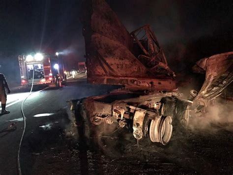 Carretas pegam fogo e dois ficam feridos em colisão frontal na BR 267