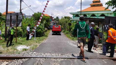 Cegah Kecelakaan Warga Lamongan Memasang Palang Pintu Di Perlintasan