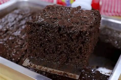 Como Molhar Bolo De Chocolate Com Leite E Nescau - Bolo de chocolate molhadinho de dar água na boca com Nescau e ...