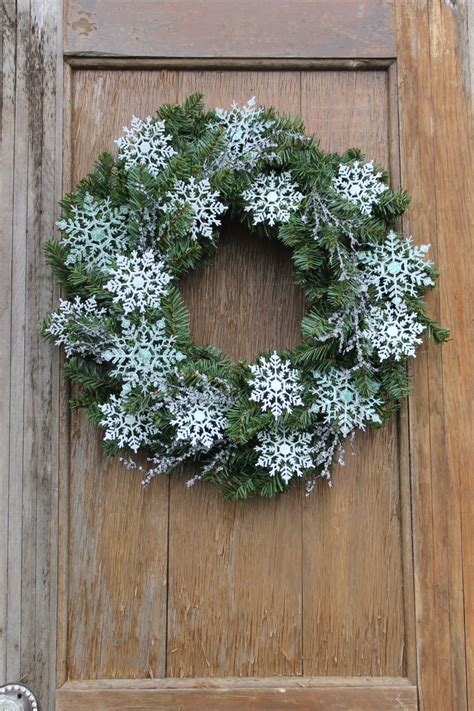 DIY Frosty Wreaths: Welcoming Guests with Winter Door Decor – Virtual Frost