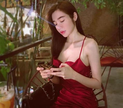 Khoe H Nh Nude To N T P L N M Ng X H I Elly Tr N B O S Li U C Ai S