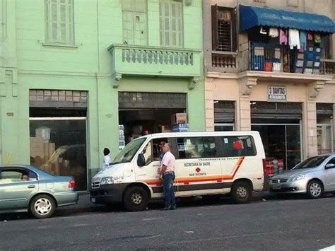 G1 Van hospitalar de prefeitura do litoral de SP é flagrada na Rua 25