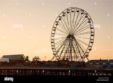 Coastal sunset, Ferris wheel and amusement park, Central Pier, Blackpool, Lancashire, UK Stock ...