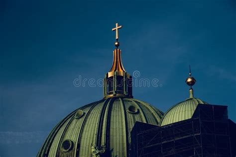 Edifício Da Igreja Cristã Verde Cruz No Topo Imagem de Stock