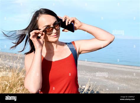 Femme mature en bikini sur la plage Banque de photographies et dimages à haute résolution Alamy