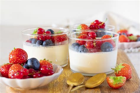 Vanille Panna Cotta Met Rood Fruit Recept De Kokende Zussen