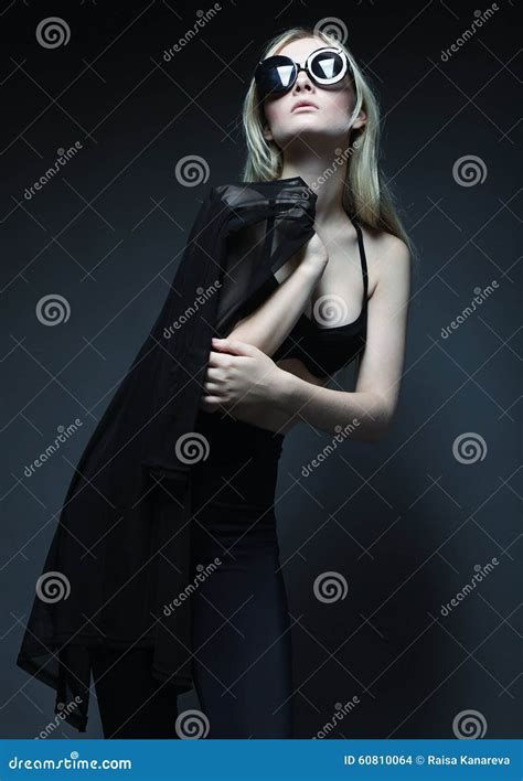 Femme De Mode Posant Dans La Lingerie Noire Photo Stock Image Du