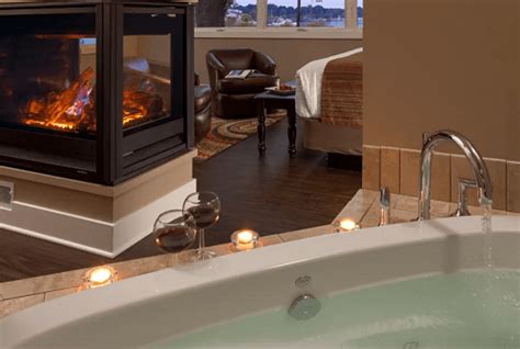 15 Romantic Hotels in Michigan With In Room Hot Tub and Fireplace