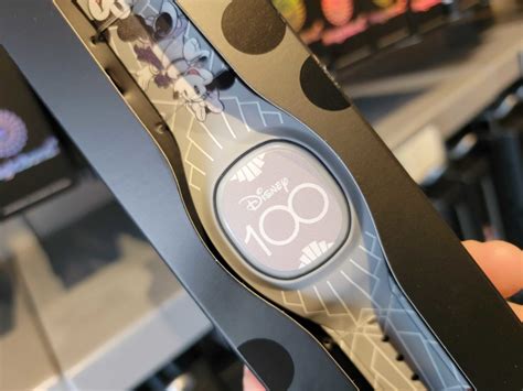 New Disney Magicband Now Available At Disneyland Wdw News Today