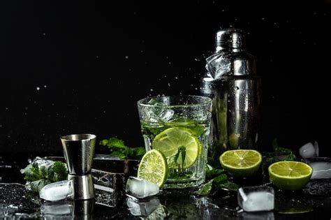 Limonata Estiva Fatta In Casa A Base Di Cetriolo Limone Lime Con