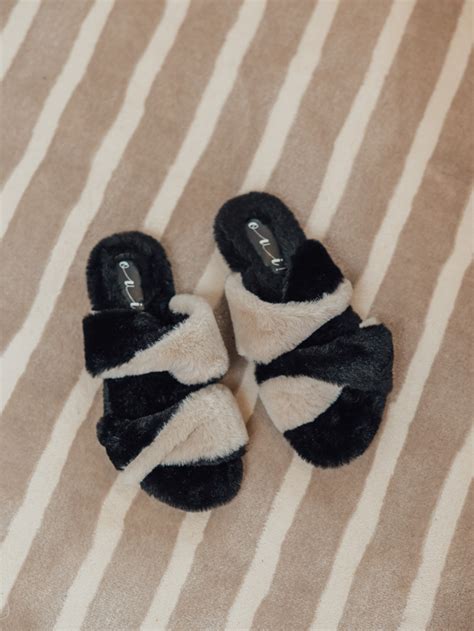 Pantufa Poliana Preto E Off White Oui Lingerie Pe As Feitas M O