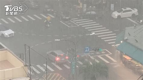 梅雨逼近！高屏大雷雨特報 人孔蓋爆裂噴水柱