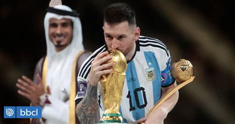 Lionel Messi besó la Copa del Mundo antes de la premiación en 2024