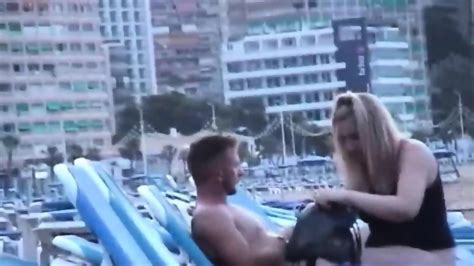 Un Couple Amateur En Chaleur Se Fait Prendre En Train De Faire L Amour Sur Une Plage Espagnole