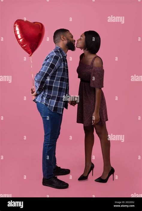 Retrato Completo De Pareja Negra Cariñosa Besándose Celebrando El Día