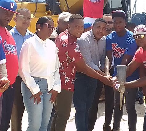 Dan primer picazo para construcción de estadio de béisbol en comunidad