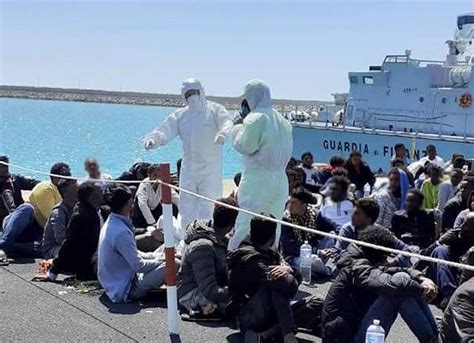 Migranti Barcone Con Persone A Bordo Arrivato Nel Porto Di