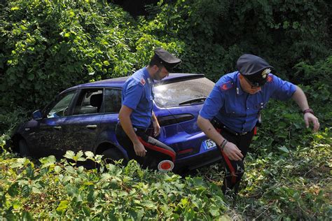 Ladri In Fuga Dopo Uno Scippo Finiscono In Una Scarpata