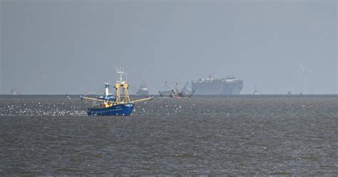 Nach Großfeuer Beschädigter Frachter im sicheren Hafen