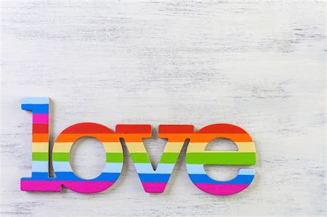 Arco íris gay pride amo sinal em fundo de madeira Foto Premium