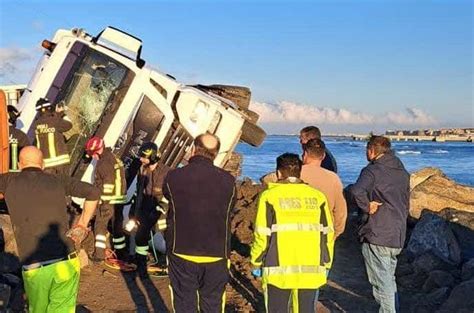 Camion Si Ribalta Sul Lungomare Di Ostia E S Incastra Nella Scogliera