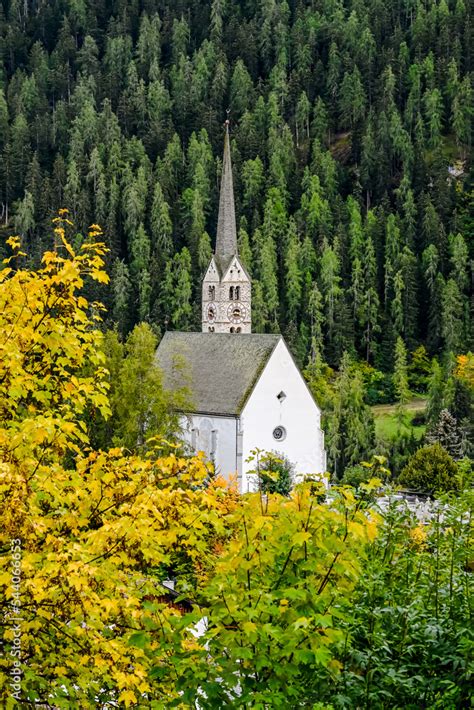 Scuol Kirche Engadiner Dorf Unterengadin Alpen Gebirge Wanderweg