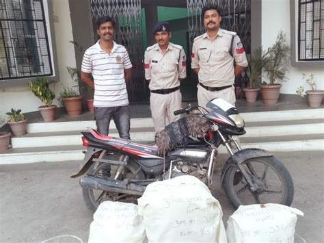 38 Kg Garbage Recovered From The Bike बाइक से 38 किलो डोडाचूरा बरामद पुलिस ने पीछा किया तो