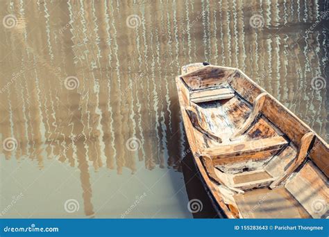 Barco De Madeira Velho S No Estilo De Vida Tradicional Suburbano Da