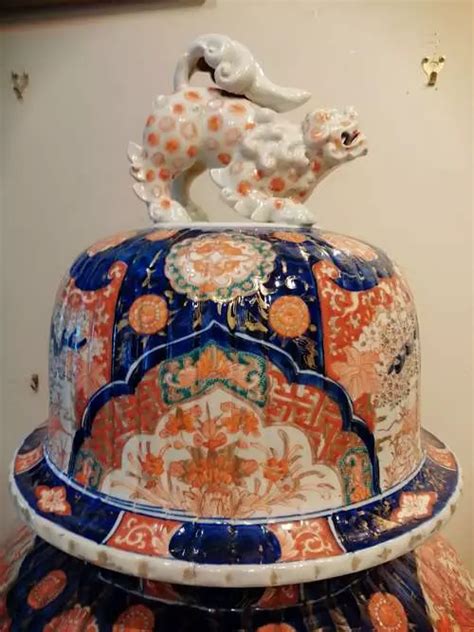 An Incredible Quality 19th Century Japanese Imari Temple Jar In Antique