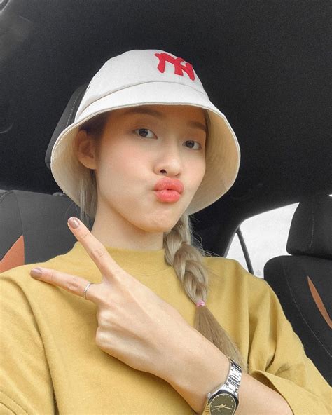 Jun Vũ khoe dáng nóng bỏng với bikini Chi Pu mặc váy hở lưng lạ mắt