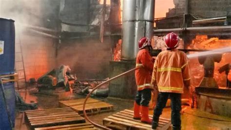 4 Pabrik Dan Sejumlah Kendaraan Di Tangerang Hangus Terbakar