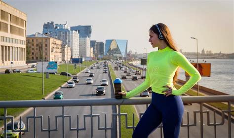 Mujer Con Ropa Deportiva Y Una Botella De Agua Se Paran En Un Puente