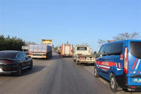 Feci kaza Kamyonet TIR a arkadan çarptı Aynı aileden 3 kişi hayatını