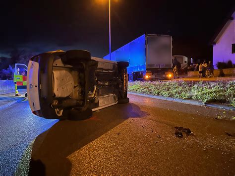 Im Wagen Sa Ein Kind Auto Berschl Gt Sich Nach Crash Mit Lkw Auf