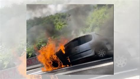 Une voiture en feu sur la Route des Tamarins VIDÉOS Free Dom