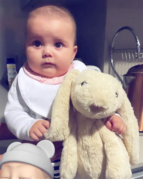 Holofote A Filha De Katia Aveiro Tem Um Novo Amigo Ador Vel