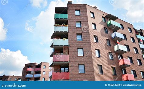 Pr Dio De Apartamentos Moderno Novo De V Rios Andares Imagem De Stock