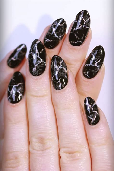 30 Black And Gold Nail Designs You Must Try in 2021 - Stylinggo