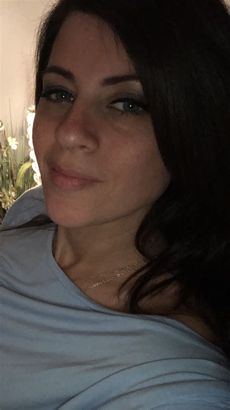 Pin by Vitor Moreira on l | Women looking for men, Beautiful women