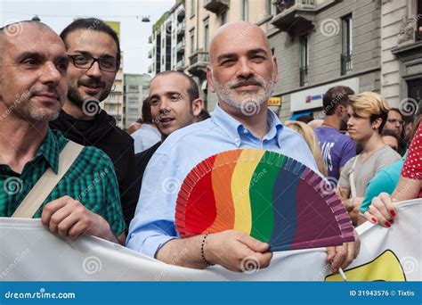 La Gente Alla Parata Di Gay Pride A Milano Italia Fotografia Editoriale Immagine Di
