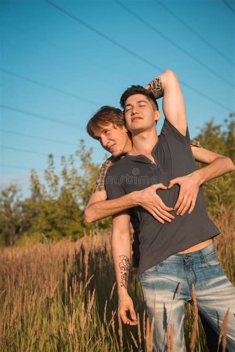 Beso Romántico De Los Pares Masculinos Gay En Silueta Imagen de archivo Imagen de