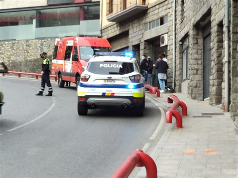 Un Ferit En Un Nou Accident Entre Un Patinet I Un Cotxe Altaveu El