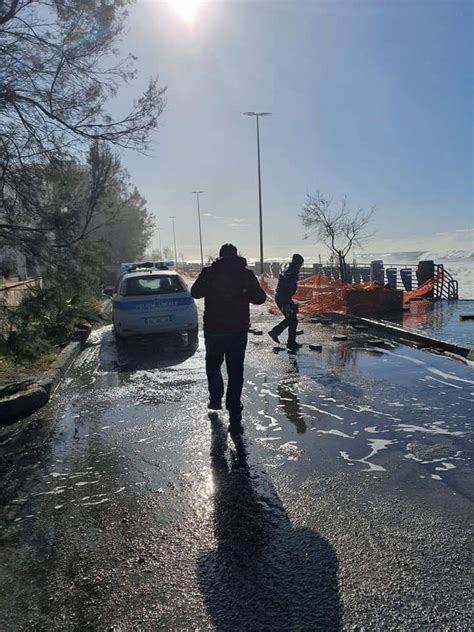 Il Maltempo Sferza La Calabria Frane Alberi Abbattuti E Mareggiate