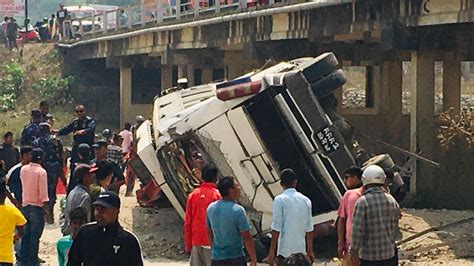 सर्लाहीमा बस दुर्घटना ४ जनाको मृत्यु ३२ जना घाइते