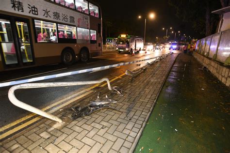 奪命車禍│沙頭角公路平治自炒撞欄剷上花槽 司機被困昏迷送院不治 新冠疫情專頁