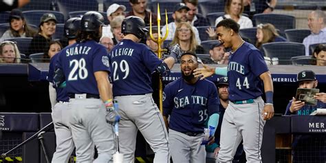 Mariners score 10 in first four innings to top Yankees