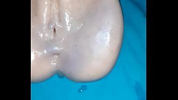 Baiser son jouet et éjaculer dessus XVIDEOS